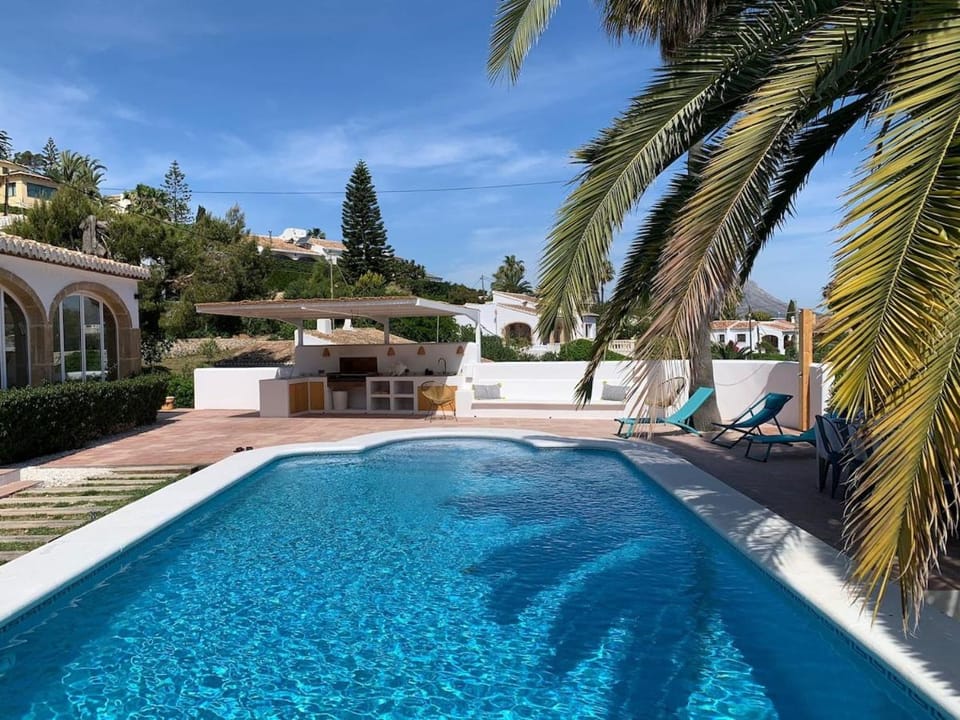 Property building, Day, Garden, Garden view, Pool view, Swimming pool, sunbed