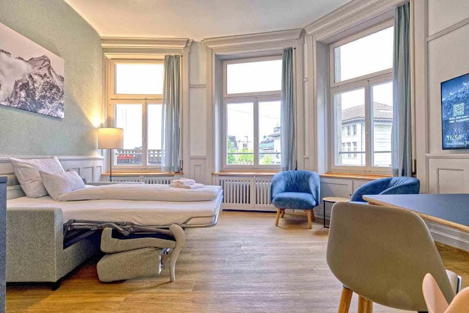 Bed, TV and multimedia, Living room, Photo of the whole room, Seating area