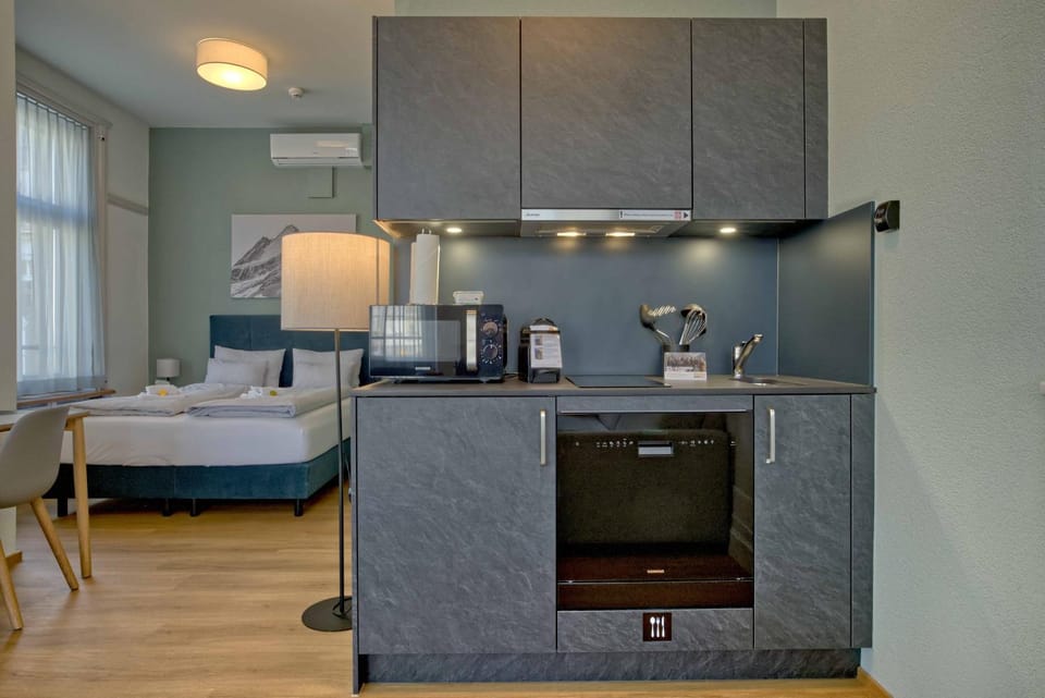 Coffee/tea facilities, Kitchen or kitchenette, Photo of the whole room, Dining area, Bedroom, stove