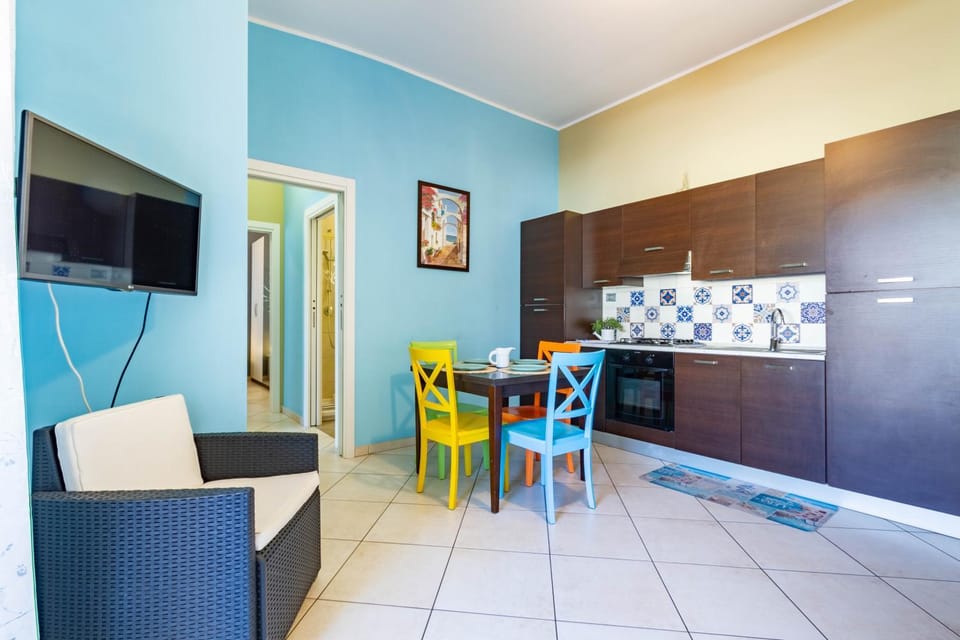 Kitchen or kitchenette, Seating area, Dining area