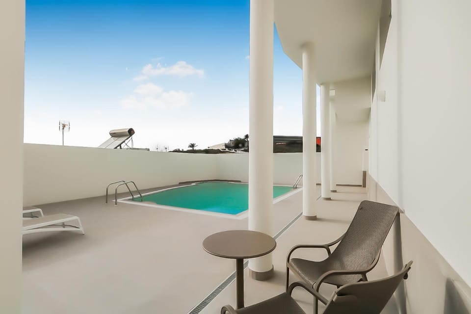 Swimming pool, sunbed