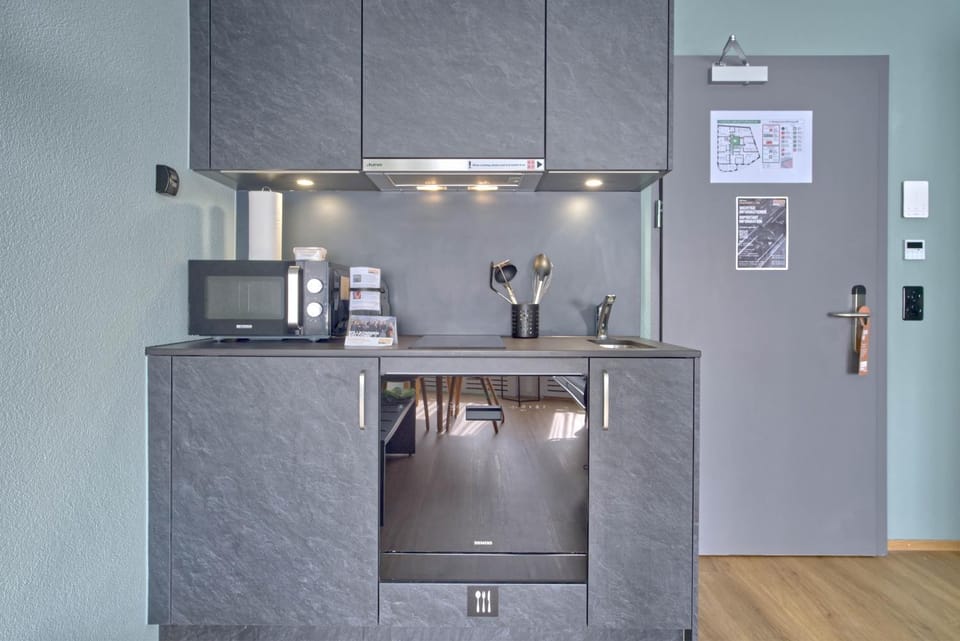 Coffee/tea facilities, Kitchen or kitchenette, stove