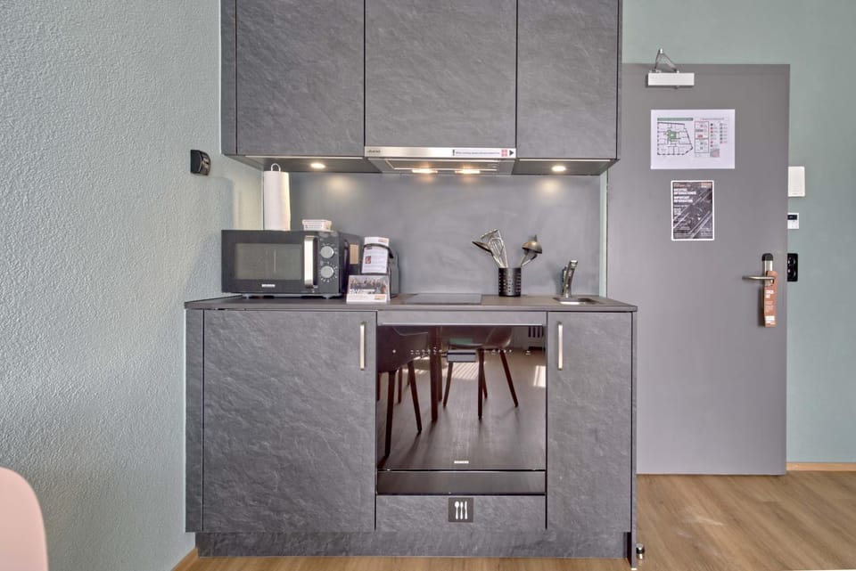 Coffee/tea facilities, Kitchen or kitchenette, stove