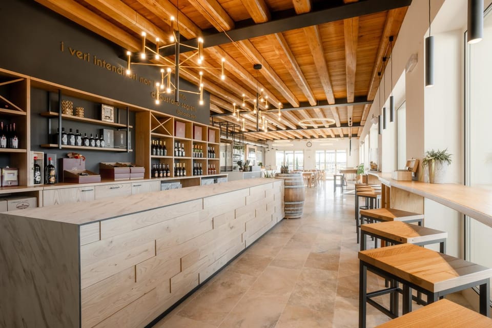 Restaurant/places to eat, On-site shops, Lounge or bar, Food and drinks, Banquet/Function facilities, Drinks, Alcoholic drinks