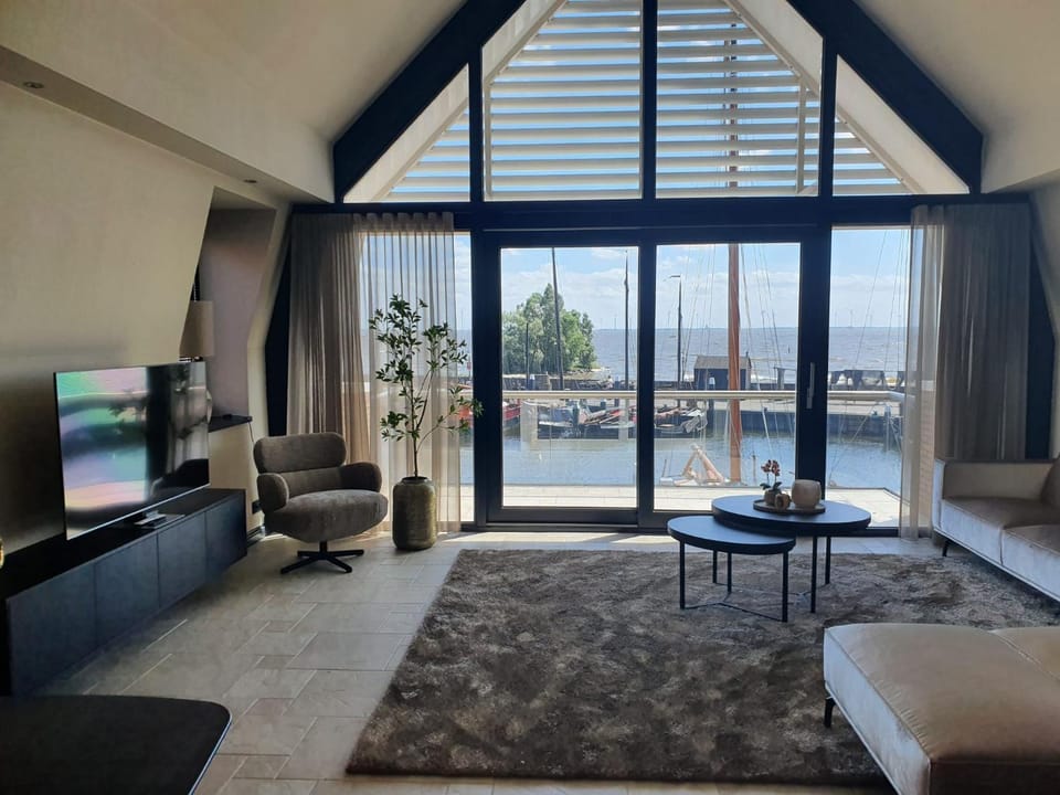Living room, Lake view