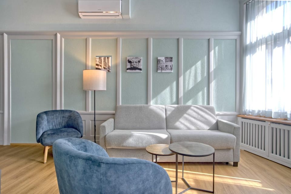 Living room, Seating area, internet