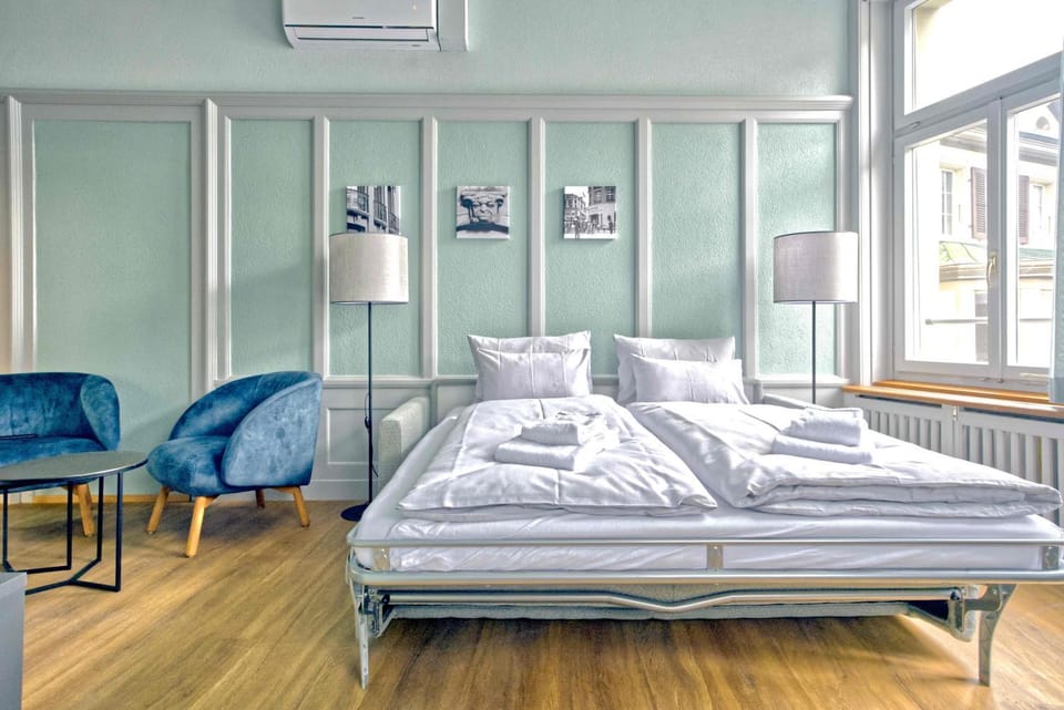 Bed, Living room, Seating area, towels