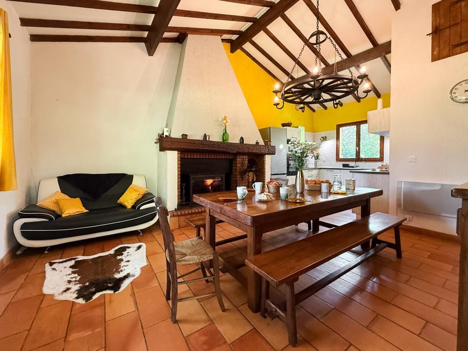 Kitchen or kitchenette, Living room, Seating area, Dining area