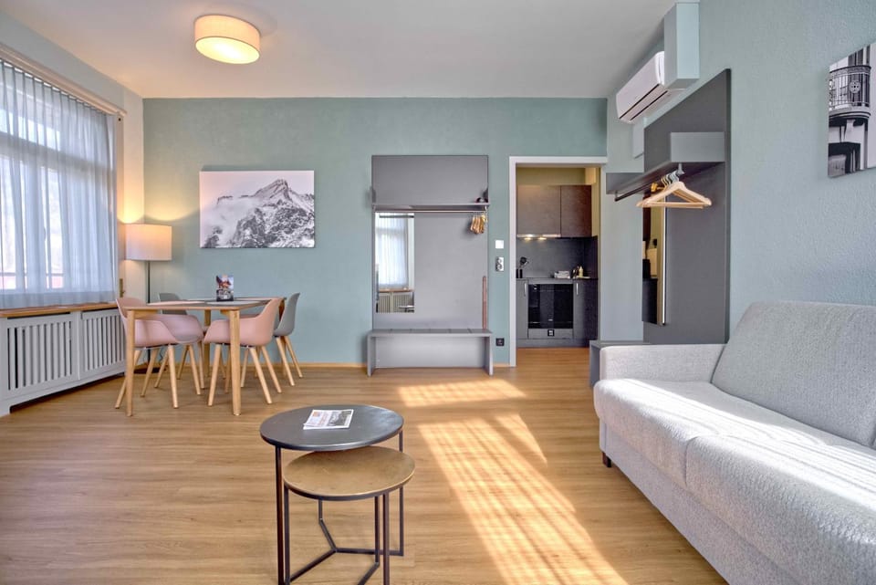 Kitchen or kitchenette, Living room, Seating area, Dining area