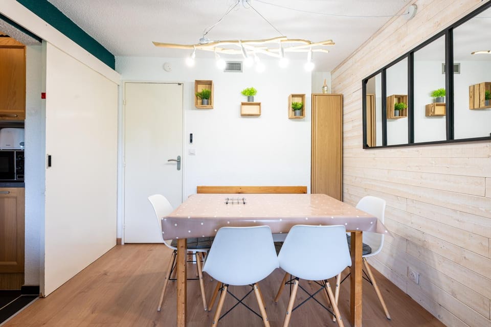 Property building, Kitchen or kitchenette, Living room