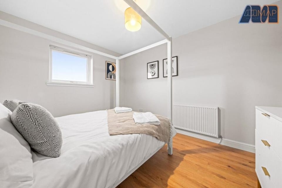 3Bed Home Sleeps 6 w Private Parking Apartment in Dunfermline