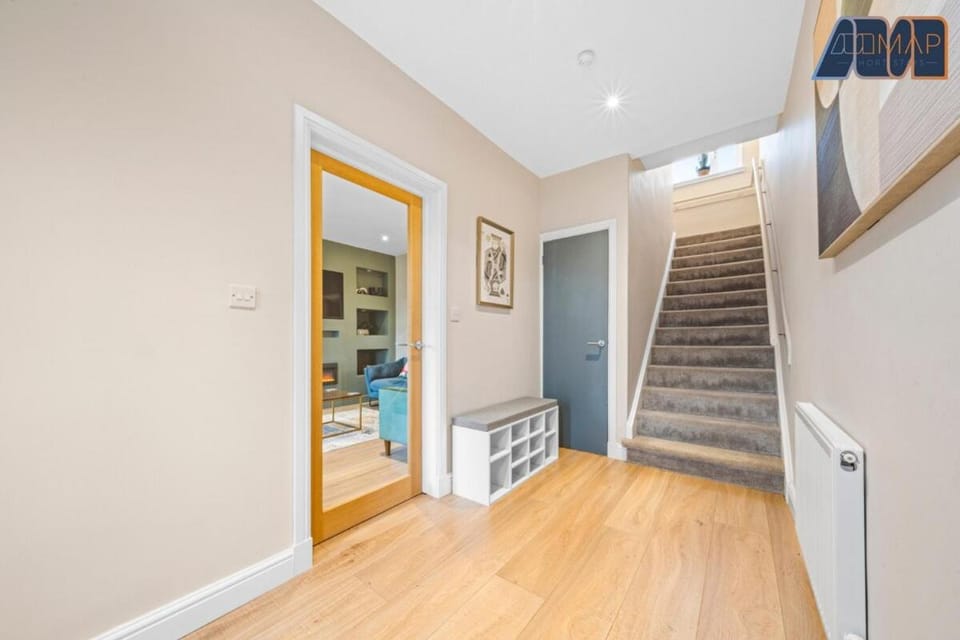 3Bed Home Sleeps 6 w Private Parking Apartment in Dunfermline
