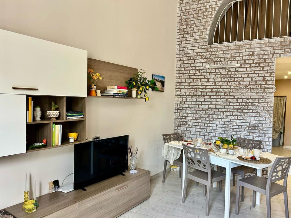 TV and multimedia, Living room, Seating area, Dining area