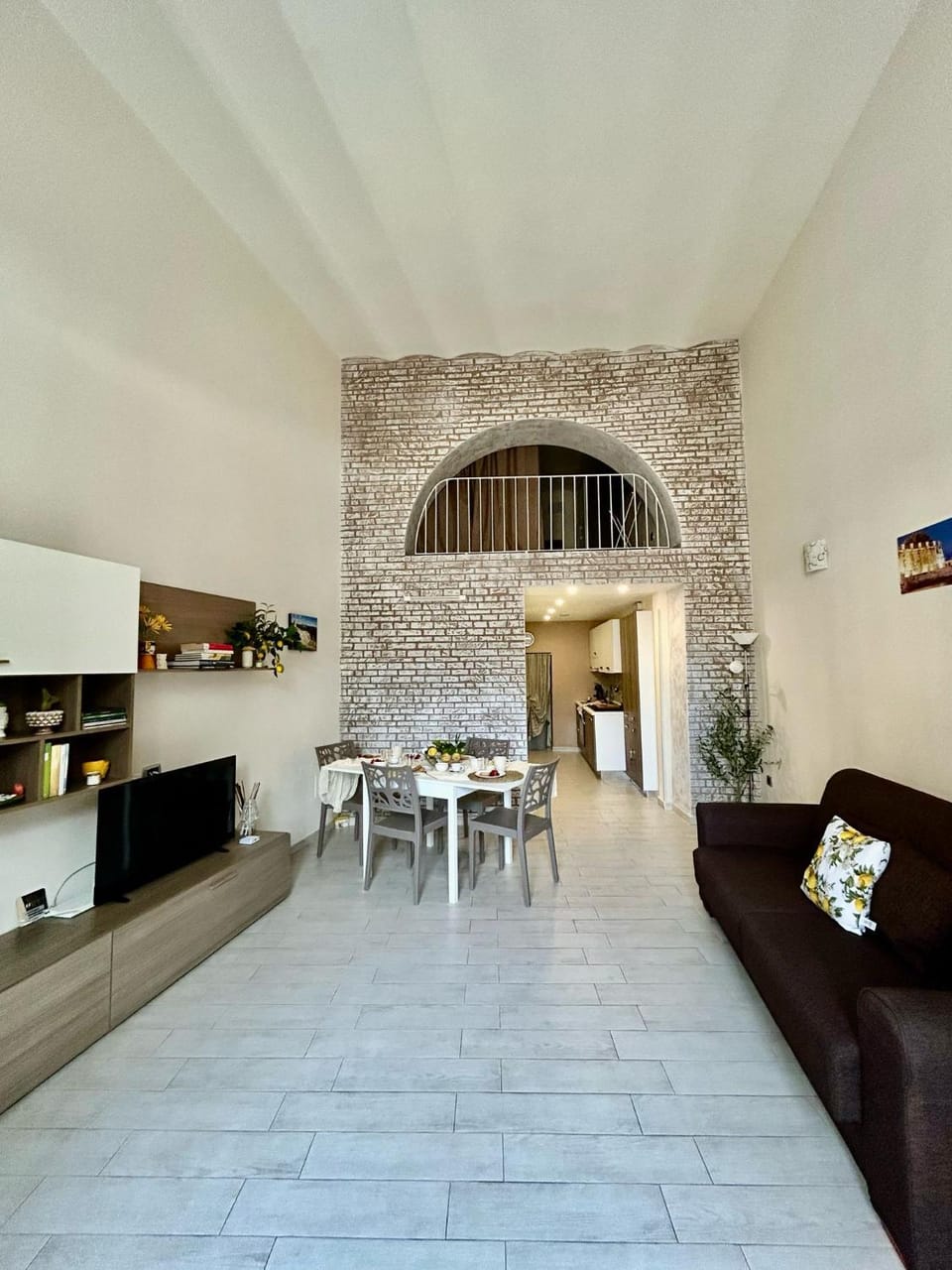TV and multimedia, Kitchen or kitchenette, Living room, Seating area, Dining area