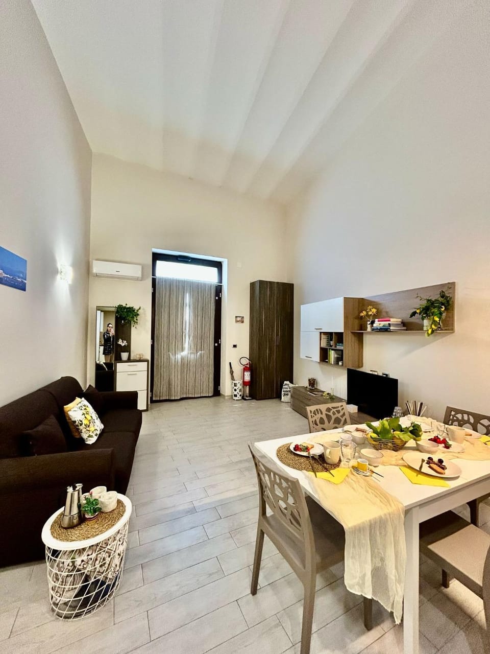 Seating area, Dining area
