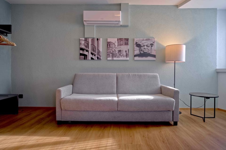 Living room, Seating area, air conditioner