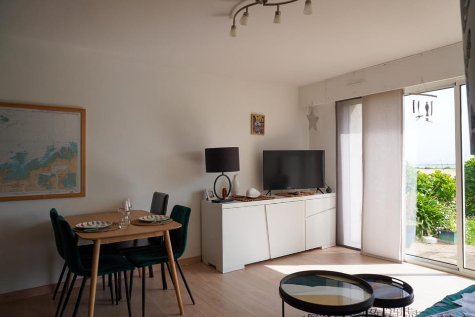 Beautiful apartment with sea and garden view Apartment in Louannec