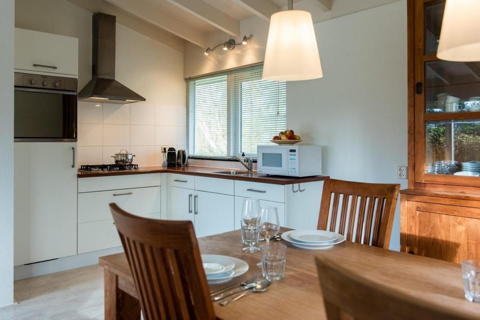 Kitchen or kitchenette, Dining area, dishwasher