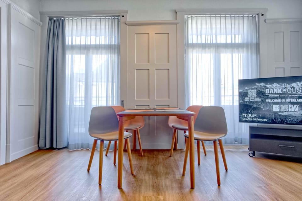 TV and multimedia, Living room, Seating area, Dining area