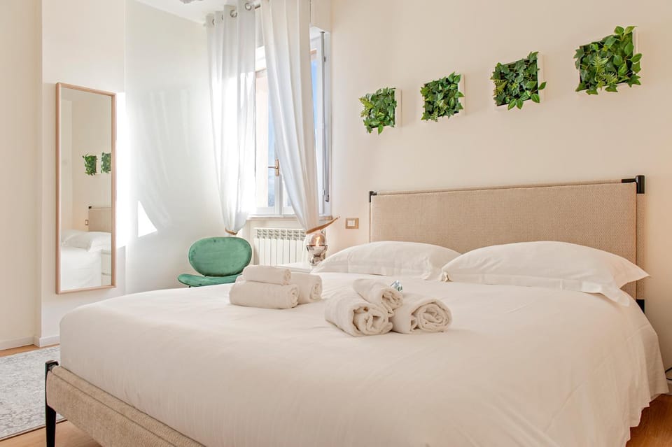 Bedroom, towels, air conditioner