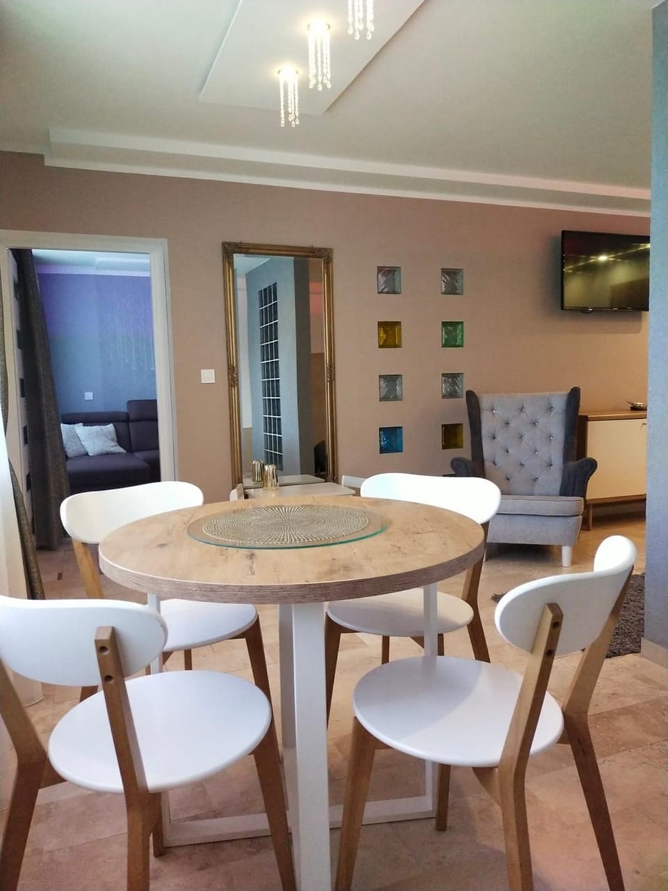 TV and multimedia, Living room, Seating area, Dining area