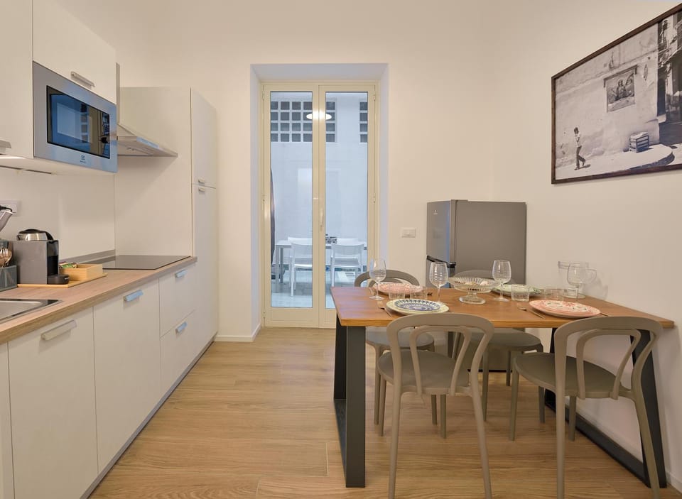 Kitchen or kitchenette, Dining area, oven, stove