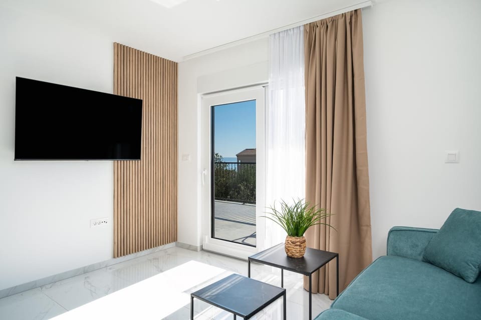 TV and multimedia, Living room, Seating area, Evening entertainment