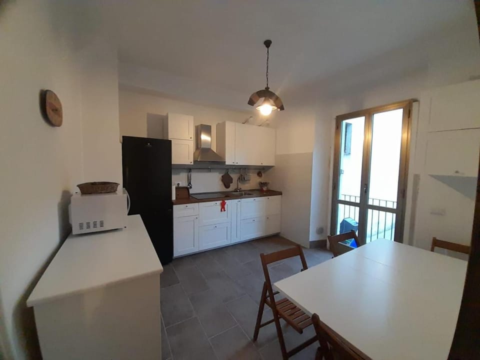 Kitchen or kitchenette, Dining area, stove