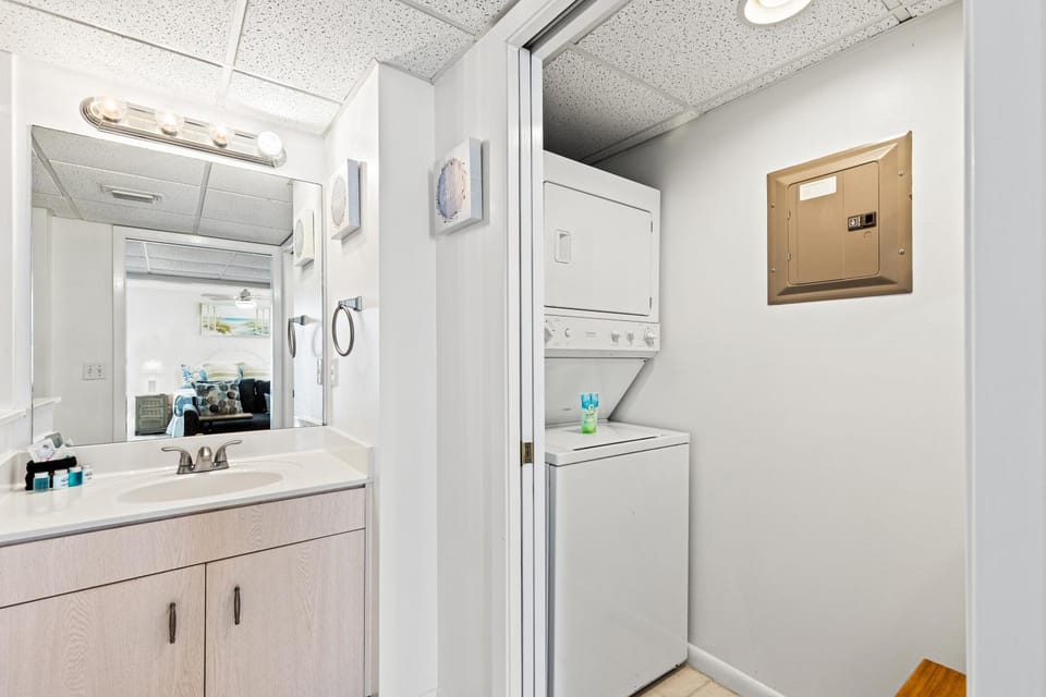 Coastal Hideaway: Cozy Beachfront Studio – Sleeps 4 with Stunning Views! House in Long Beach