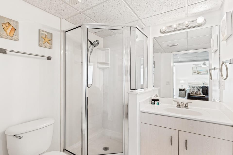 Coastal Hideaway: Cozy Beachfront Studio – Sleeps 4 with Stunning Views! House in Long Beach