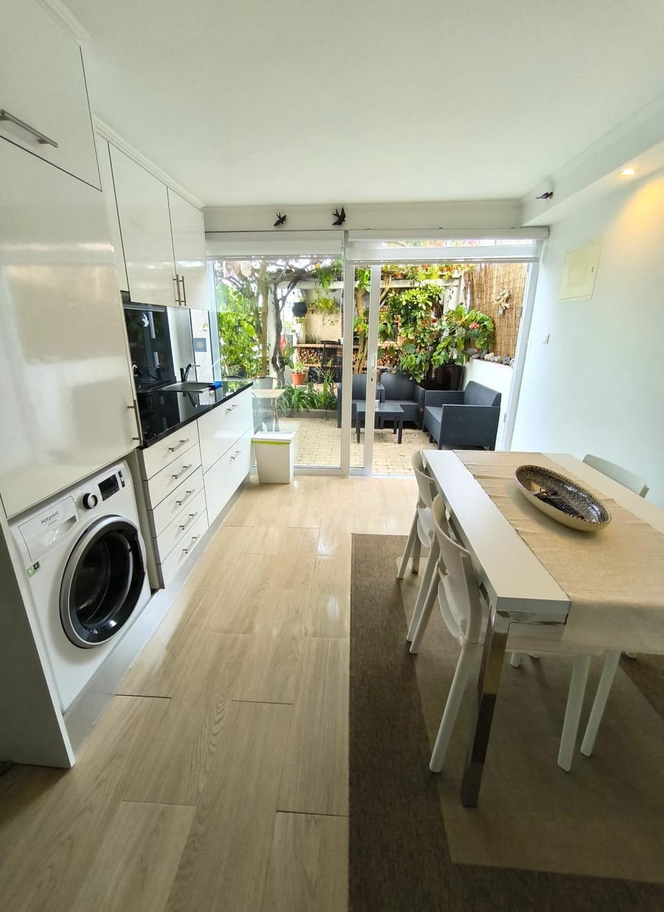 Kitchen or kitchenette, Living room, washing machine