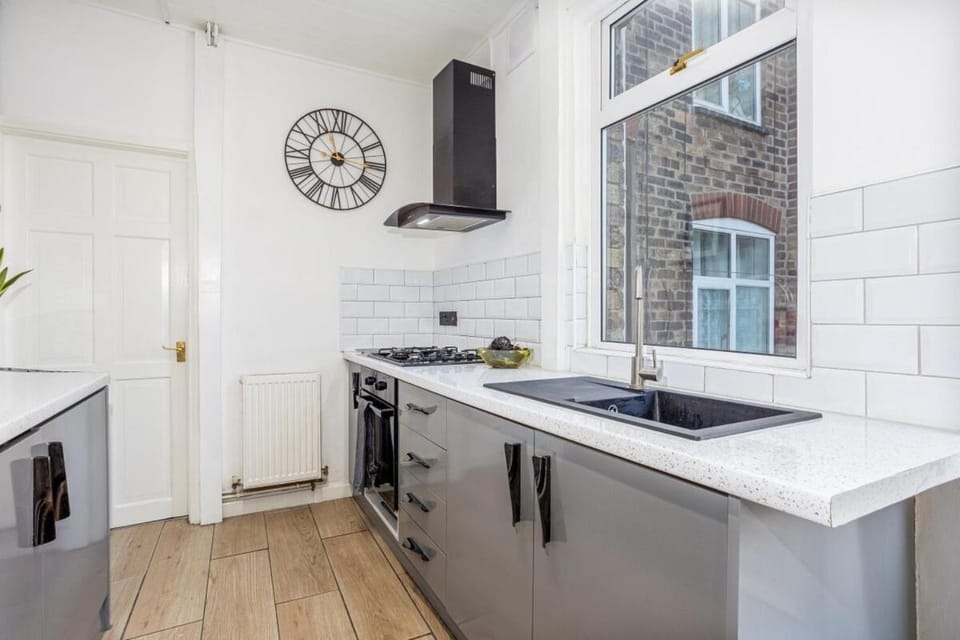 3 Bedrooms & 2 Showers - Home From Home House in Newcastle-under-Lyme