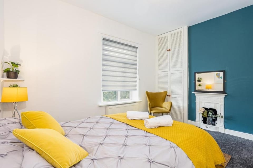 3 Bedrooms & 2 Showers - Home From Home House in Newcastle-under-Lyme