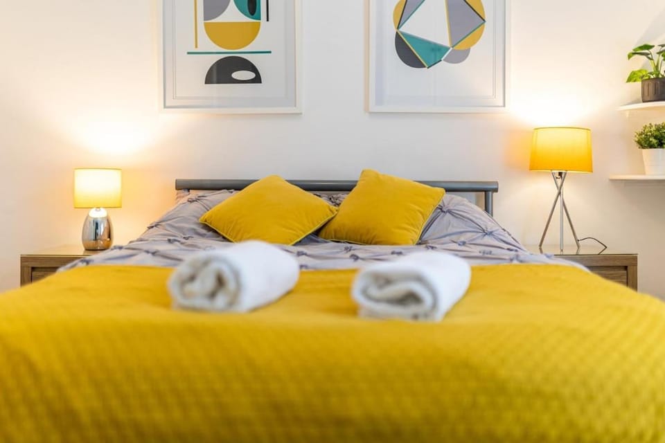 3 Bedrooms & 2 Showers - Home From Home House in Newcastle-under-Lyme