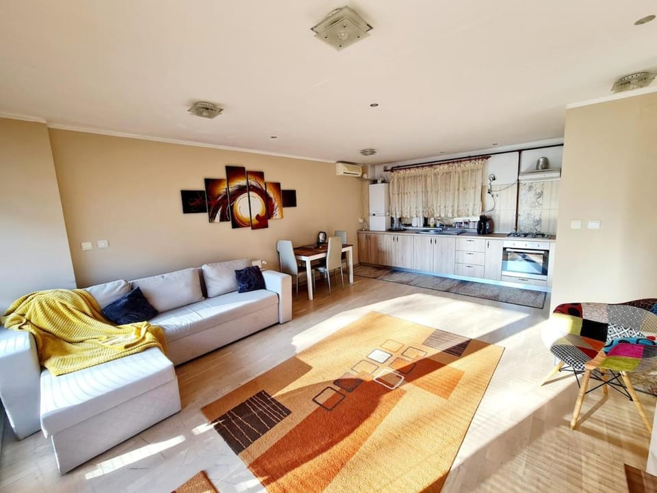 Cozy open space home near Old city center of Timisoara with private parking space Apartment in Timisoara