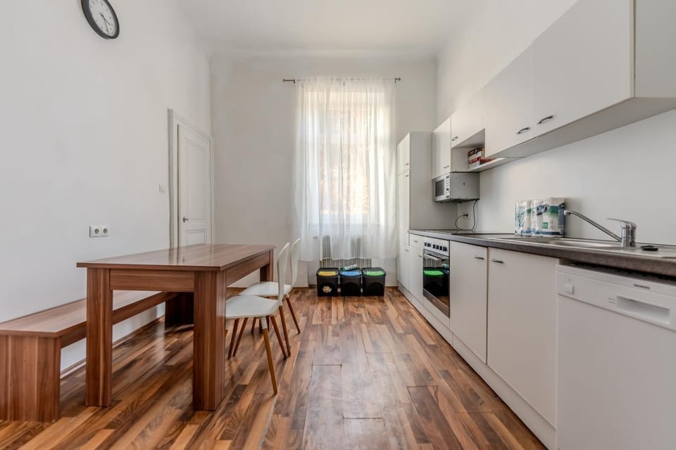 Kitchen or kitchenette, Dining area, stove