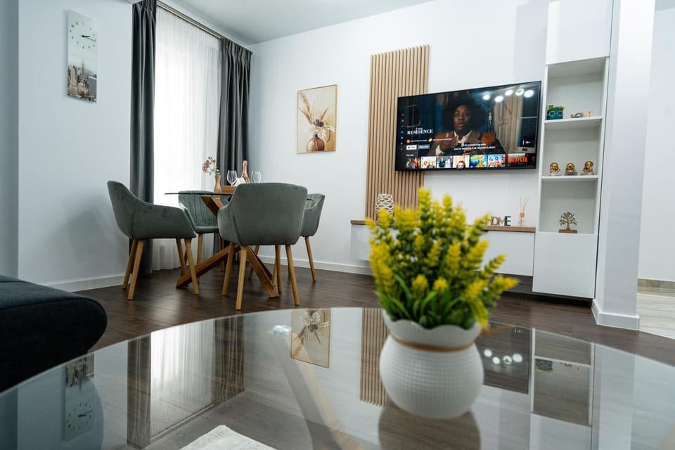 Communal lounge/ TV room, TV and multimedia, Living room, Seating area, Dining area, Evening entertainment