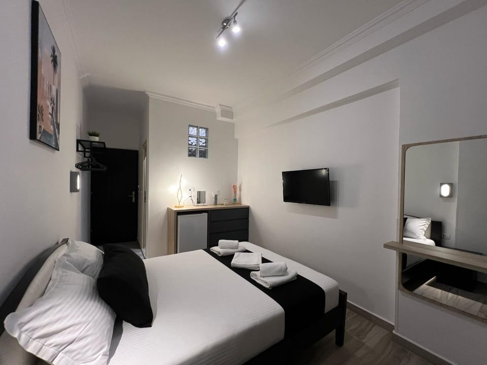 Bed, TV and multimedia, Photo of the whole room, Bedroom, towels