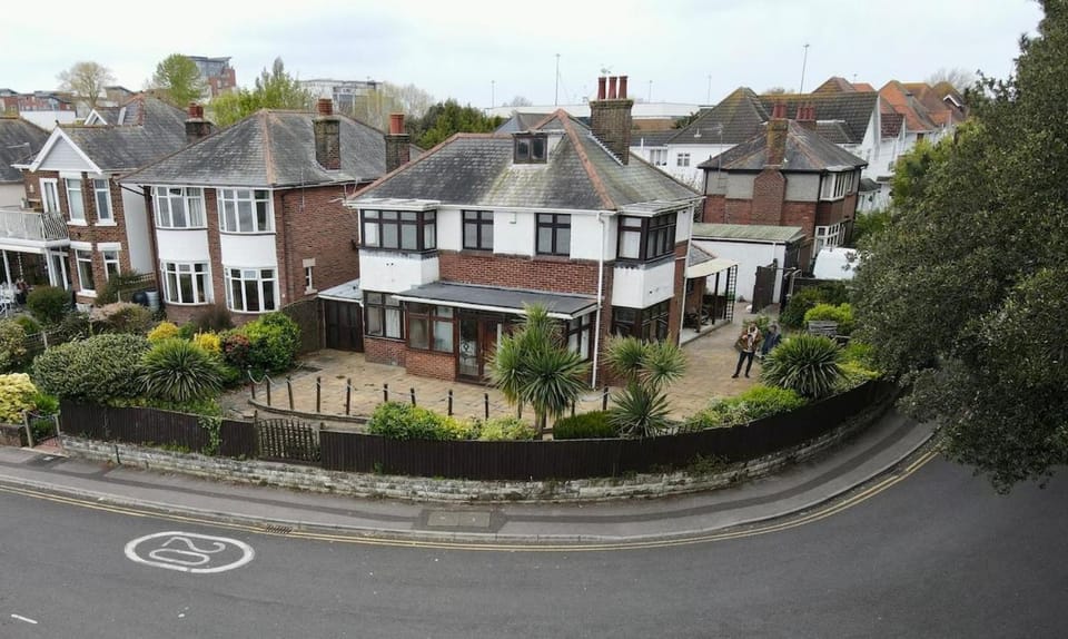 Your Lake side Retreat Sleeps 10-12 Nr Park & Sea House in Poole