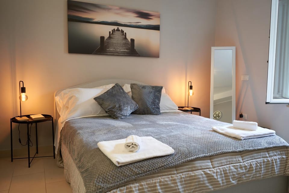 Bed, Bedroom, towels
