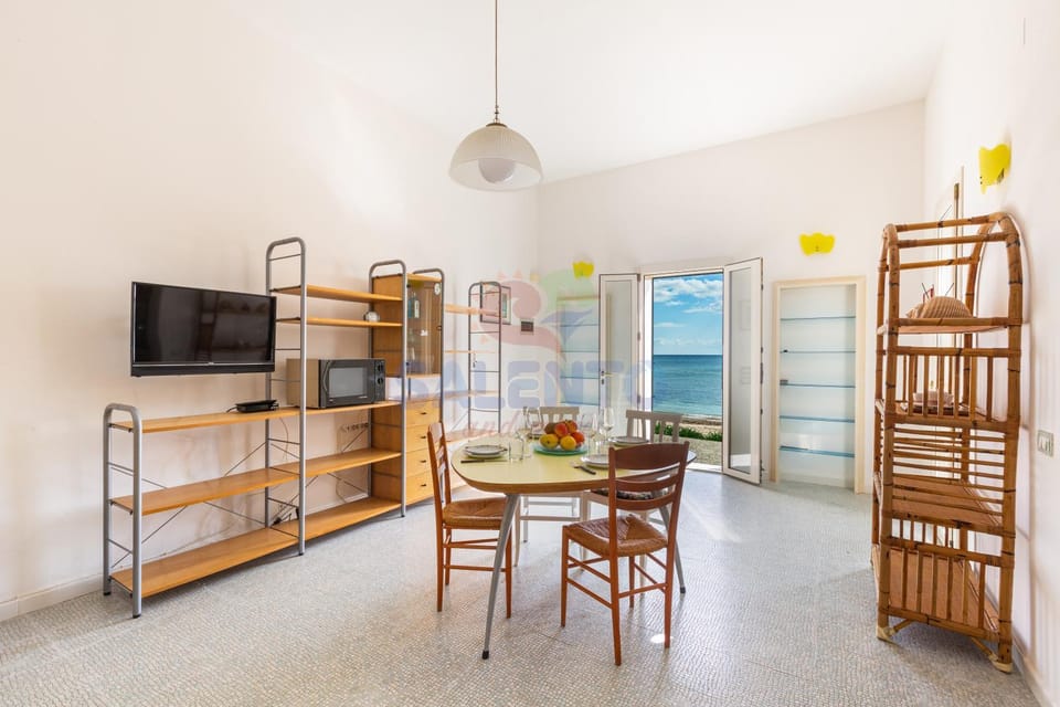 Communal lounge/ TV room, Natural landscape, TV and multimedia, Kitchen or kitchenette, Living room, Seating area, Dining area, Evening entertainment