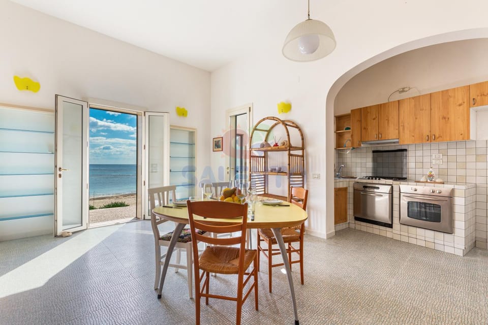 Kitchen or kitchenette, Living room, Seating area, Dining area, Sea view, oven, pet friendly, stove