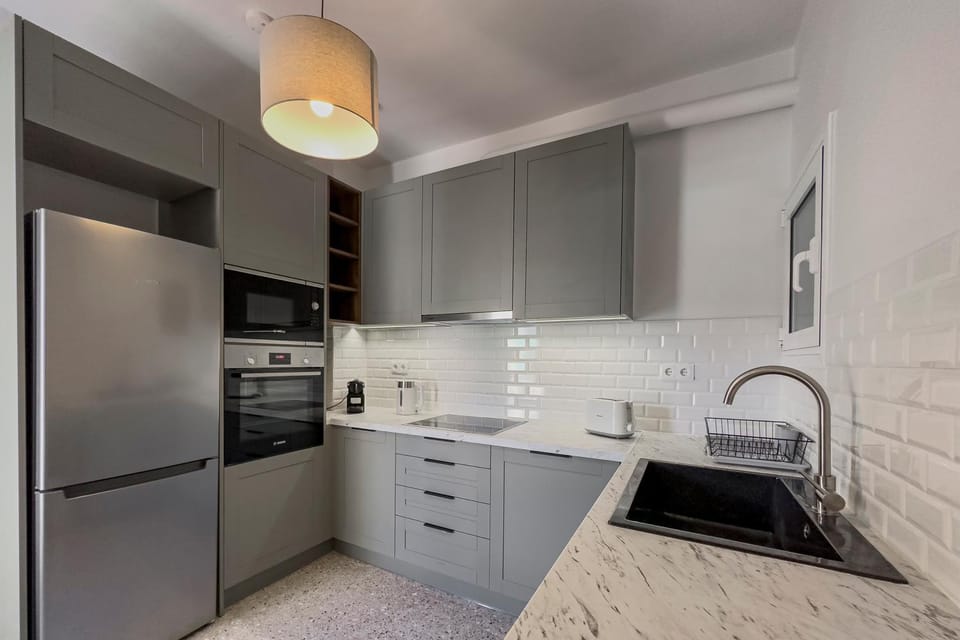 Coffee/tea facilities, Kitchen or kitchenette, oven, stove, toaster