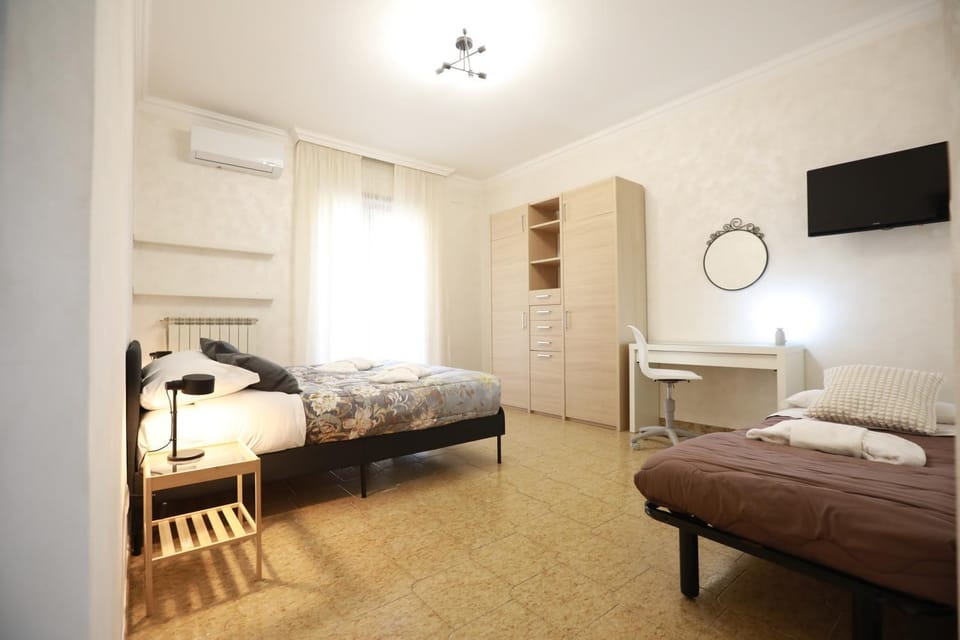 Bed, TV and multimedia, Photo of the whole room, Bedroom, towels, air conditioner