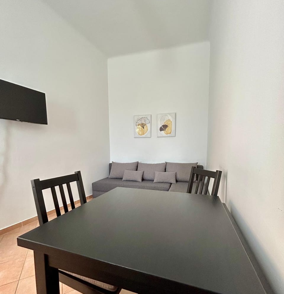 Property building, TV and multimedia, Living room, Seating area, Dining area