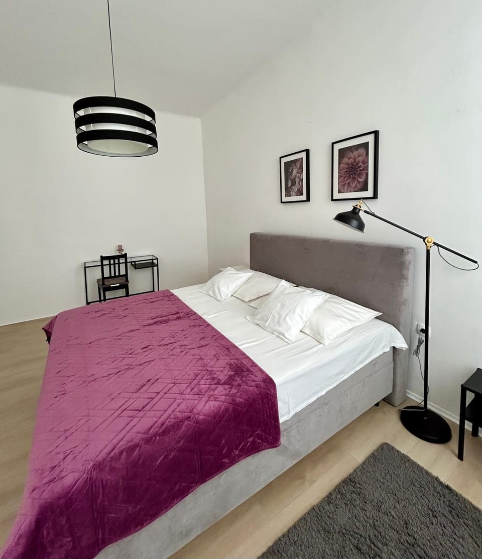 Property building, Bed, Bedroom, hair dresser