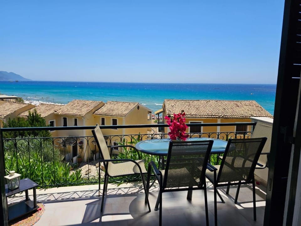 View (from property/room), Balcony/Terrace, Seating area, Sea view