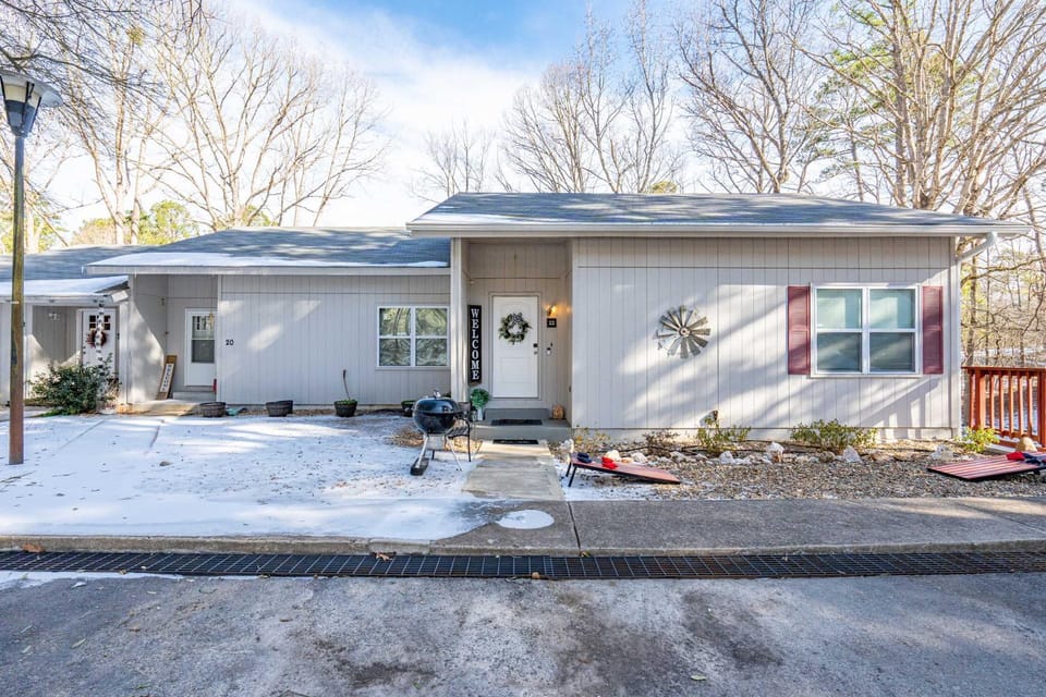 Peaceful Spacious 4BR Family Home Near Lakes Golf House in Garland County
