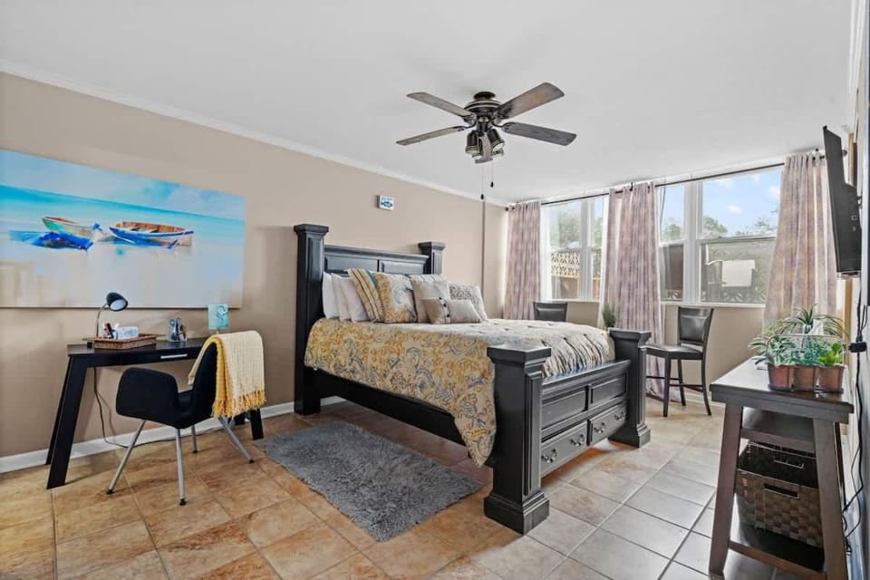 Lakefront Couple and Kids Condo with Pool - Near Downtown House in Rockwell