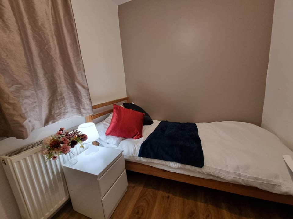 Single room Hayes, Heathrow, London, Free parking Bed and Breakfast in Hayes